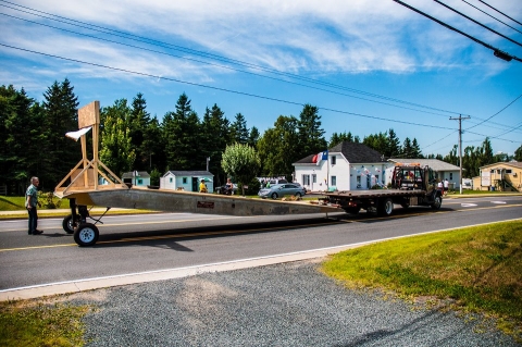 Transport et installation de la rampe de lancement de la course de tacot du Festival acadien 2012