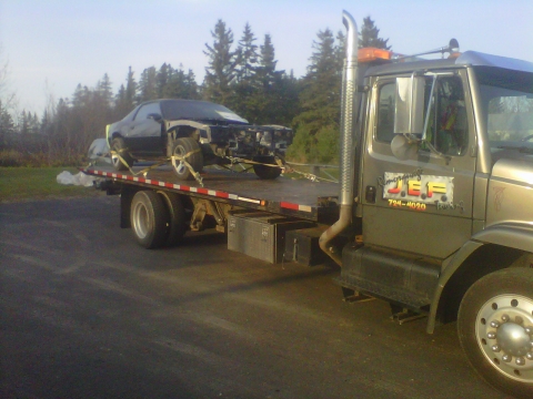 Remorquage d'un véhicule sur le "flat bed"
