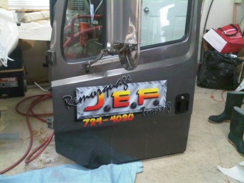 Le logo de JEF Towing, une création de l'artiste Luc Dugas.