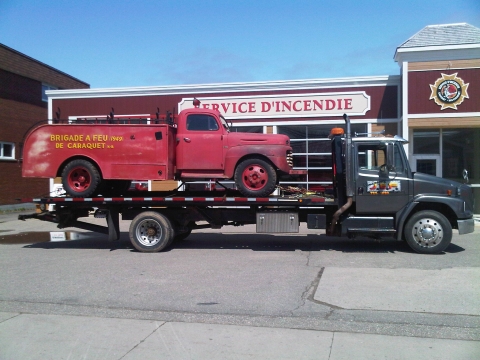 Remorquage de l'ancien camion de pompier de Caraquet